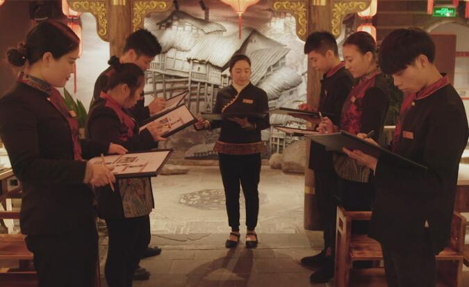 想提高火鍋加盟店利潤(rùn)，得從培養(yǎng)服務(wù)員開始