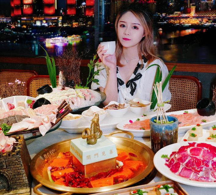 四川餐飲加盟什么項目啟動難度?。? /> </p>
<p>首先：集中配送，統一標準</p>
<p>一直以來，連鎖<a href='http://www.mfypiwr.cn/' target='_blank'>火鍋加盟</a>憑借快速復制、標準統一的特色，與其他餐飲形成了鮮明的對比，產業優勢也日益凸顯。傳統的餐飲需要一位大廚，并且很難做好味道的把控，今天可能咸一點，明天口味可能淡一點，味道隨時發生變動。而火鍋所有核心原料（底料、<a href='http://www.mfypiwr.cn/matou/2020051375.html' target='_blank'>香油</a>、特色化產品）皆是按照統一標準生產，集中配送，能有效減少口感差異，保持味道恒定不變。</p>
<p>其次：出品模板化，工序簡單</p>
<p>要想提升火鍋加盟店工作效率，出品速度快，翻臺率才高，這樣才能有效接納、服務意向顧客。而縱觀所有的餐飲項目，唯有火鍋出品工序簡單。因為火鍋的所有產品都有統一的出品標準和模式，出品比較模式化，你不需思考如何<a href='http://www.mfypiwr.cn/dishes/' target='_blank'>擺盤</a>才美觀，你只需要按照前期培訓的內容去擺盤裝點，日復一日，年復一年，重復簡單的動作，效率也會慢慢提升，滿滿一大桌菜，準備時間可能不足20分鐘，即保障了出品的質量，同時又能有效節省后廚的時間。</p>
<p>再者：鮮辣火鍋受歡迎，市場空間大</p>
<p>如何評估一個項目啟動難度大不大，一方面是要看項目本身創立難易程度，另一方面則要看<a href='http://www.mfypiwr.cn/dongtai/' target='_blank'>火鍋市場</a>空間。產業受歡迎，市場空間大，運營起來自然會更順暢、輕松一些。而火鍋，作為一款大熱的餐飲項目，深受南北老少的喜愛，鮮辣沸騰的滋味，已經成為餐飲的主流，選擇投入這樣的項目，在拓客、獲客方面，能節省不少時間和精力成本。</p>
<p>以上就是<a href='http://www.mfypiwr.cn/' target='_blank'>朝天門火鍋</a>的相關分享了，希望能對你有所幫助，如有其它疑問，可給我們留言，一起交流學習！</p><p><strong>推薦閱讀:</strong></p>
					<p><a href=